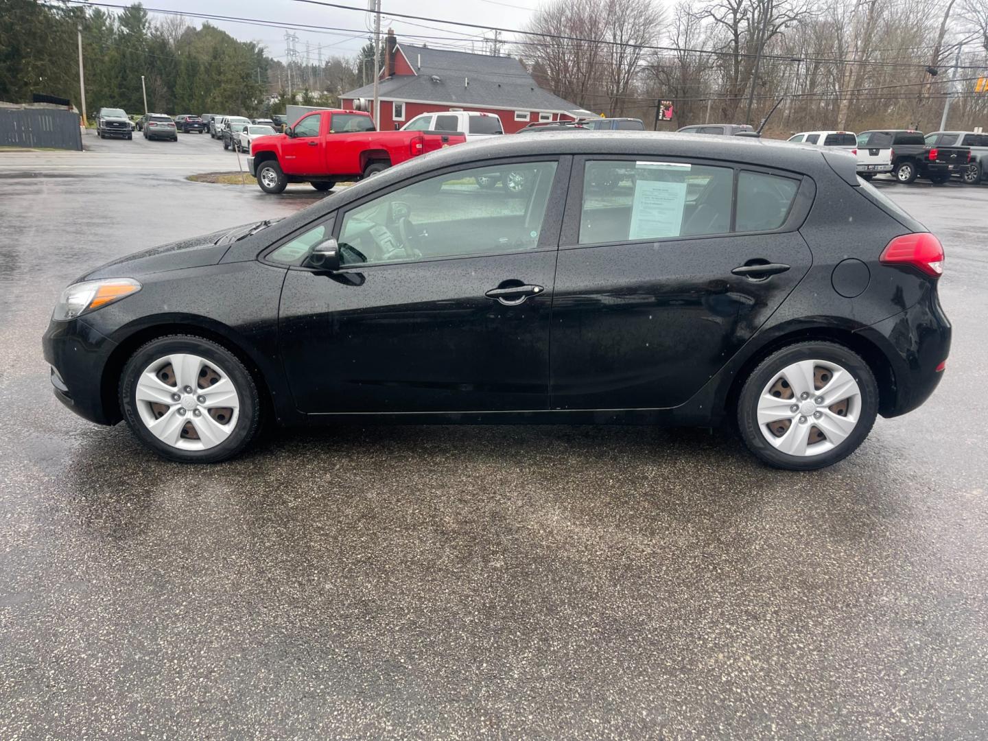 2016 Black /Black Kia Forte 5-Door LX (KNAFK5A8XG5) with an 2.0L I4 DOHC 16V engine, 6-Speed Automatic transmission, located at 547 E. Main St., Orwell, OH, 44076, (440) 437-5893, 41.535435, -80.847855 - This 2016 Kia Forte 5-Door with a 2.0 GDI engine and 6-speed automatic transmission provides a balanced blend of performance and efficiency, making it a compelling choice for those seeking a practical yet enjoyable driving experience. It is well-equipped with modern safety and comfort features, incl - Photo#23